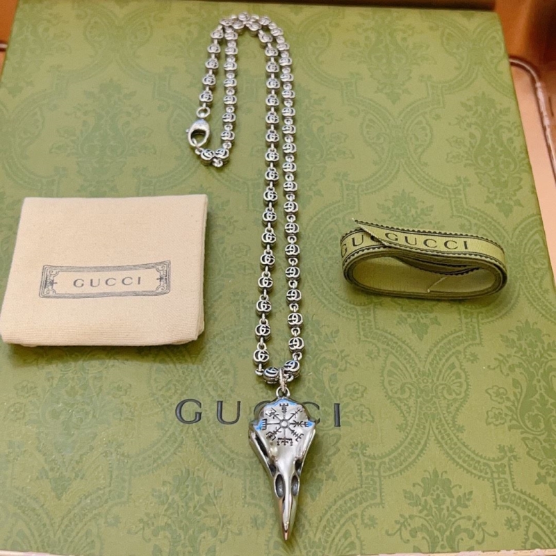G*u*i necklaces